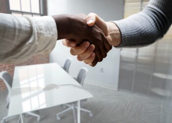 Fim de ano: milhares de vagas temporárias serão criadas, mas atenção aos direitos trabalhistas