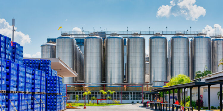 Ambev quer zerar emissões de carbono próprias e de terceiros até 2040