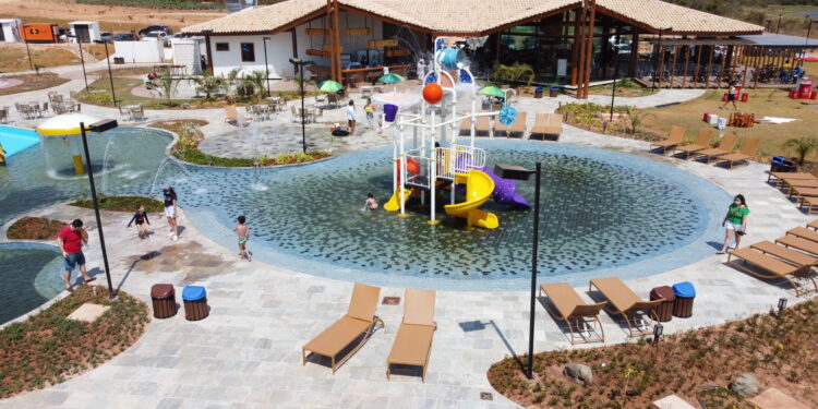 Papai Noel passa pelo Lago Corumbá IV, no domingo (12)