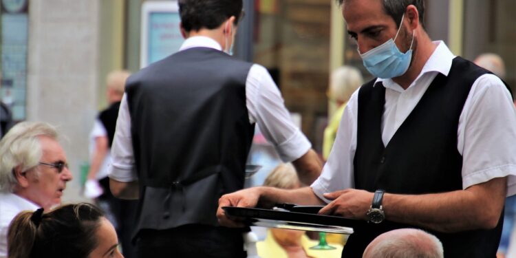 Faturamento de restaurantes tem queda; impacto é maior no Centro-Oeste