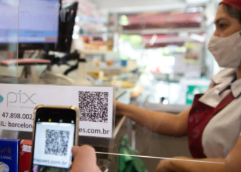 Pix é usado por 71% dos brasileiros e aprovação entre os jovens é de 99%