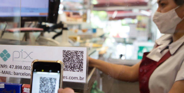Pix é usado por 71% dos brasileiros e aprovação entre os jovens é de 99%