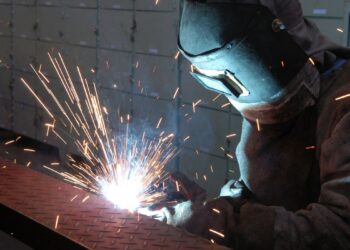 Indústria do Brasil contrai pela 1ª vez em um ano e meio, mostra PMI