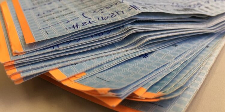 Uso de cheques no país cai 93% desde 1995