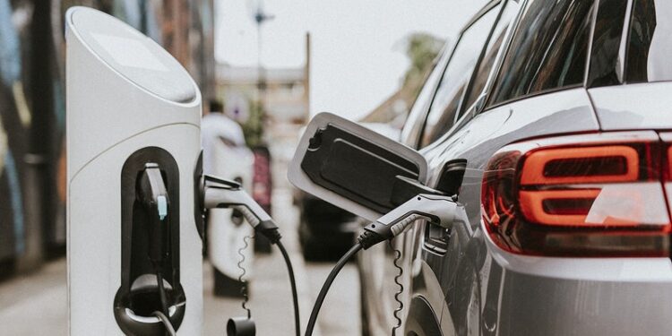 Mais de 60% dos brasileiros querem ter carro elétrico, diz pesquisa