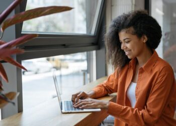 Banco Carrefour dará bolsas de estudos exclusivas para mulheres na área de tecnologia