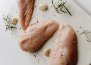 China suspende a importação de frango de dois frigoríficos brasileiros, em MS e GO