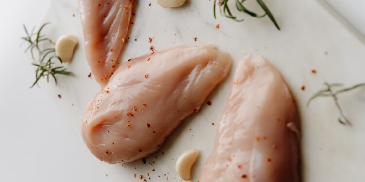 China suspende a importação de frango de dois frigoríficos brasileiros, em MS e GO