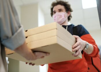 Restaurantes criam delivery próprio para fugir da dependência de apps