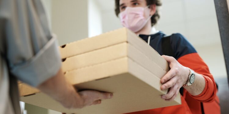 Restaurantes criam delivery próprio para fugir da dependência de apps