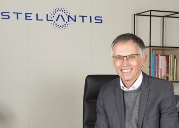 CEO da Stellantis reforça compromisso da eletrificação com etanol no Brasil