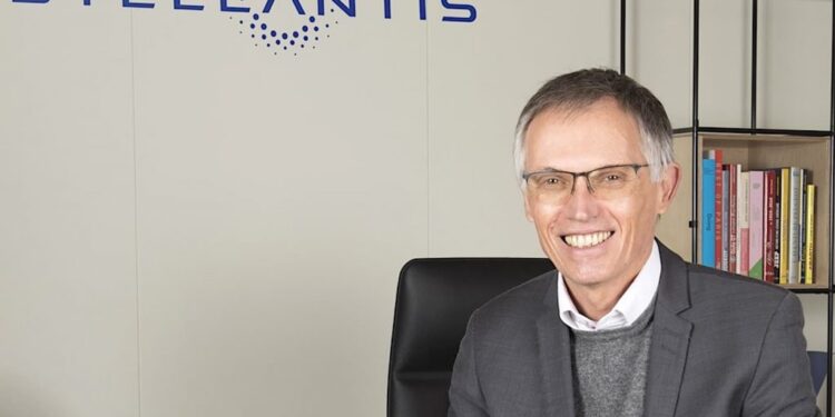 CEO da Stellantis reforça compromisso da eletrificação com etanol no Brasil