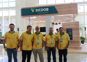 Diretores do Sicoob UniCentro Br recebem ex-jogador Dunga em evento de vendas