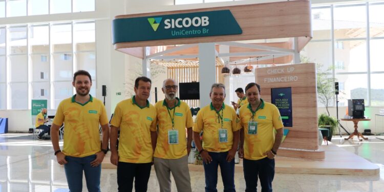 Diretores do Sicoob UniCentro Br recebem ex-jogador Dunga em evento de vendas