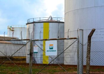 Variação do dólar pode deixar açúcar mais rentável do que etanol para usinas