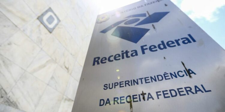 Arrecadação federal bate recorde de R$ 195 bilhões em abril