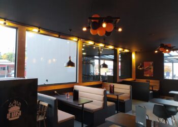 Casal inaugura unidade da La Brasa Burger no Setor Sudoeste, em Brasília