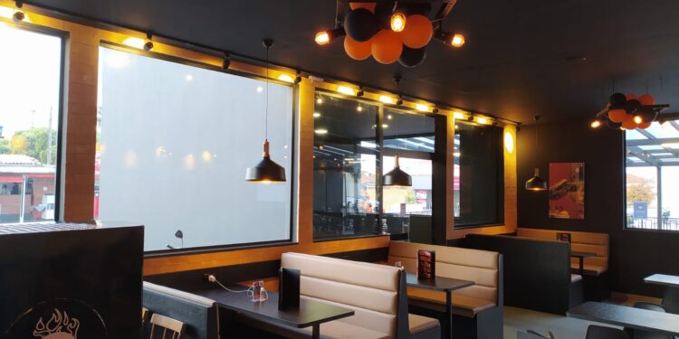 Casal inaugura unidade da La Brasa Burger no Setor Sudoeste, em Brasília