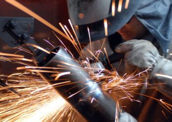 Produção industrial tem alta de 0,3% em março, diz IBGE