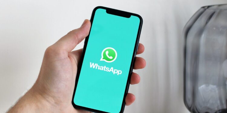 Bancos adotam o WhatsApp como estratégia para atrair clientes avessos a aplicativos