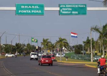 De olho na segurança após atentados, comerciantes da fronteira com Paraguai preparam volta da Black Friday