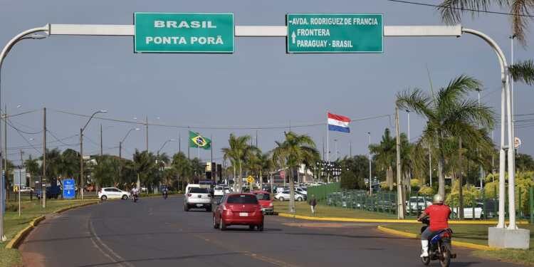 De olho na segurança após atentados, comerciantes da fronteira com Paraguai preparam volta da Black Friday