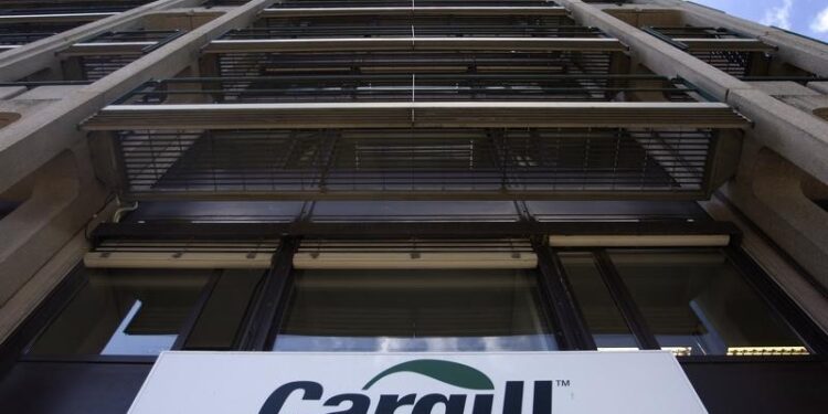 Com colheita acelerada, unidade da Cargill em MT armazena milho a céu aberto