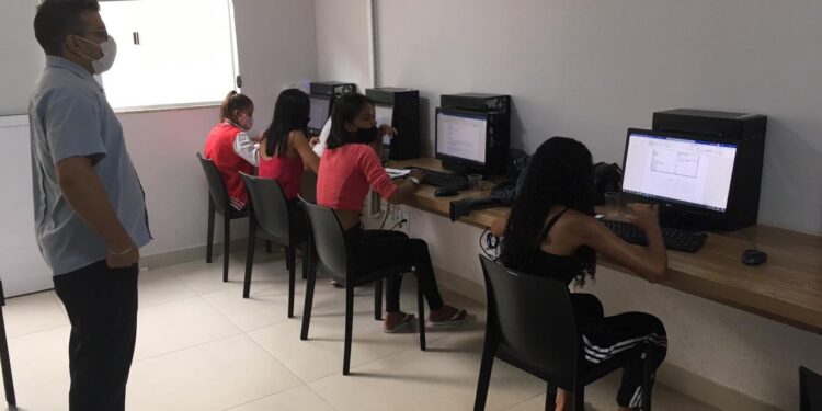 Cursos gratuitos com quase 60 vagas são abertos para quem deseja se capacitar em Goiânia