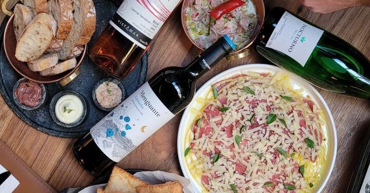 Grand Cru Goiânia promove happy hour com vinhos do dia e pratos exclusivos