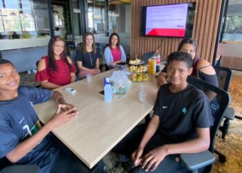 Rizzo Imóveis recebe jovens do projeto Ressignificar