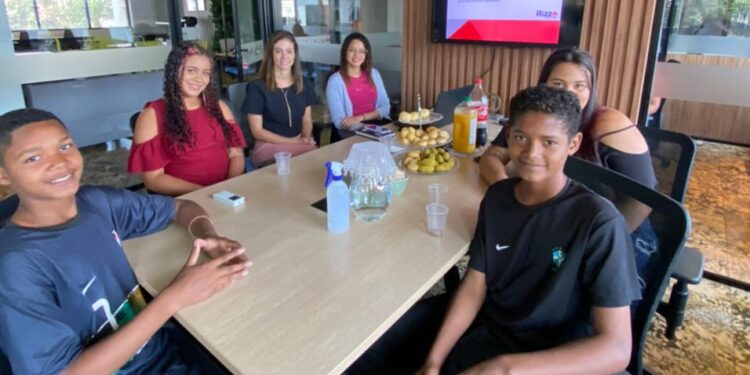 Rizzo Imóveis recebe jovens do projeto Ressignificar