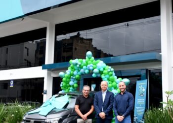 Sicoob UniCentro Br entrega 13º carro da campanha de 30 anos de aniversário para Hospital Anis Rassi