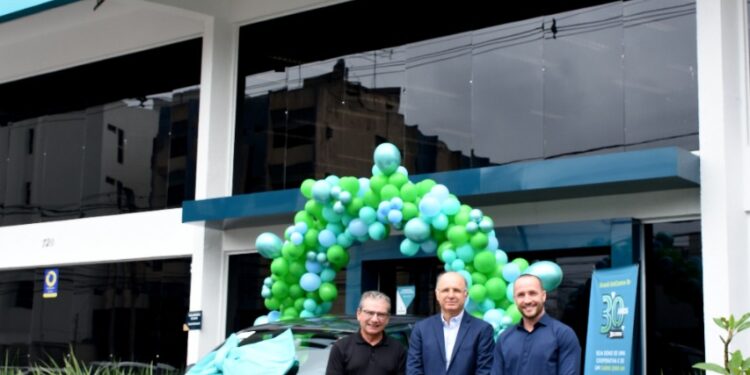 Sicoob UniCentro Br entrega 13º carro da campanha de 30 anos de aniversário para Hospital Anis Rassi