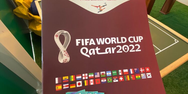 Troca de figurinhas em pauta no Clube Kids Flamboyant