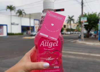 Jalles Machado doa álcool em gel rosa para conscientizar sobre Outubro Rosa