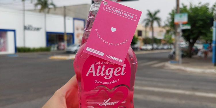 Jalles Machado doa álcool em gel rosa para conscientizar sobre Outubro Rosa
