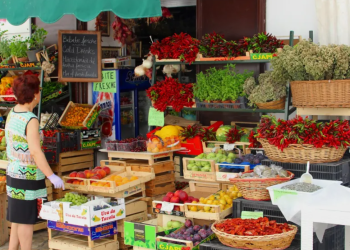 Mercados de bairro resistem aos grandes varejistas, mas precisam investir em tecnologia