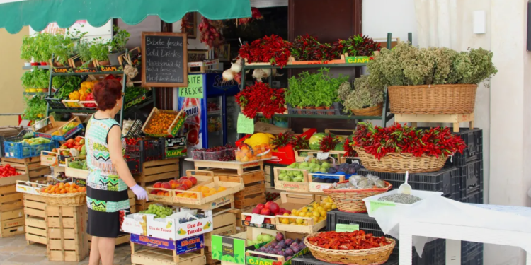 Mercados de bairro resistem aos grandes varejistas, mas precisam investir em tecnologia