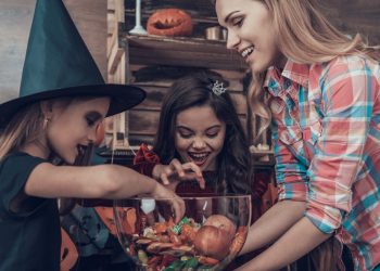 Passeio das Águas Shopping promove caça aos doces para crianças no Halloween
