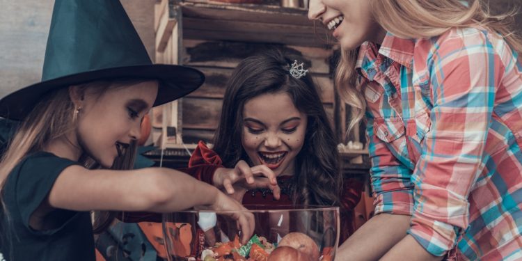 Passeio das Águas Shopping promove caça aos doces para crianças no Halloween