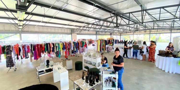 Bazar multimarcas garante economia de até 75% para compras de Natal e Ano Novo