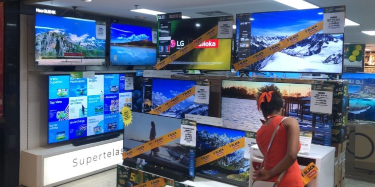 Consumidor aproveita promoções e semana promete boas vendas