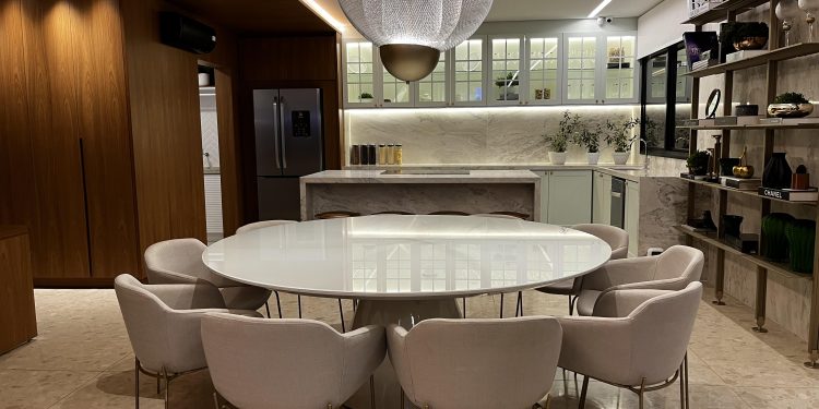 Famu Restaurante, em Goiânia, disponibiliza sala privativa para comemorações de fim de ano 