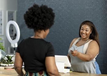 Mais de 150 vagas para recepcionistas estão abertas em Goiás 