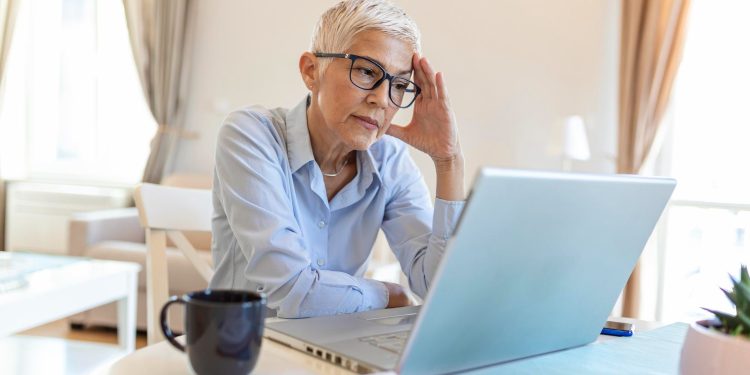 Mais de 60% dos profissionais em meia idade estão desempregados, revela pesquisa da Catho