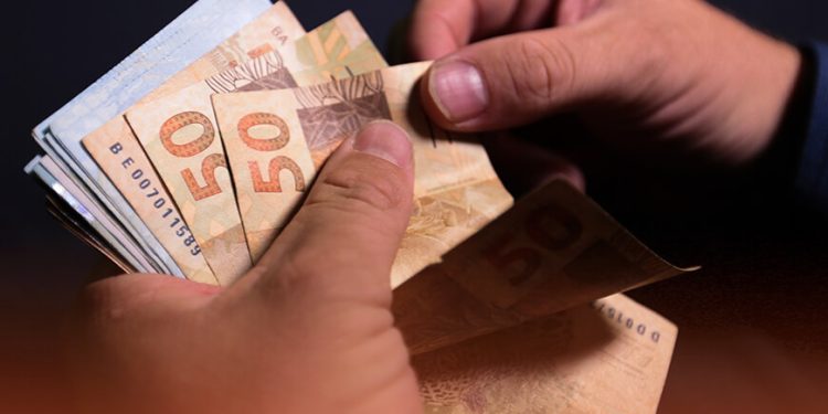 Primeira parcela do 13° para trabalhadores formais deve ser paga até 30 de novembro