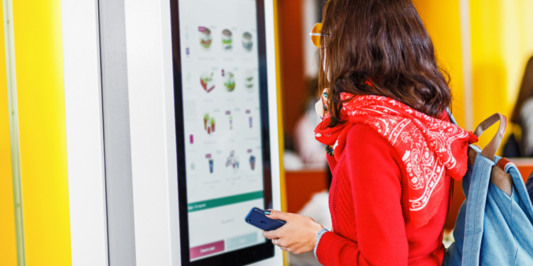 Totens de autoatendimento e apps próprios crescem como tendência no foodservice