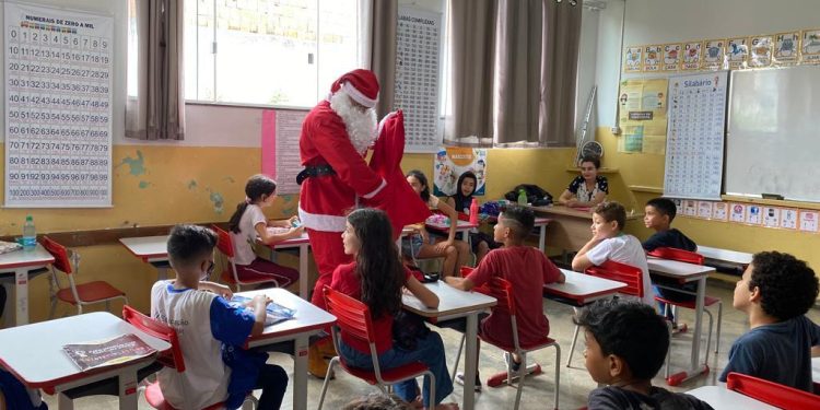 Ação solidária da Central Sicoob Uni entrega 240 presentes em escola de Goiânia