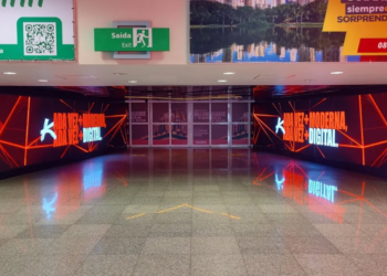Aeroporto de Goiânia propõe experiência imersiva com túnel de LED no desembarque