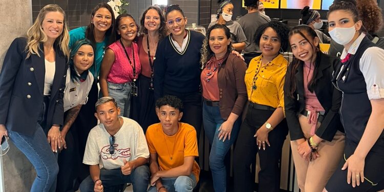 Arcos Dorados e Junior Achievement selam parceria para programas de educação empreendedora para jovens